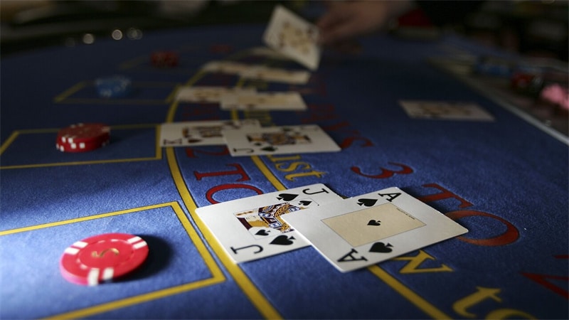 Players Only Play Against the Dealer