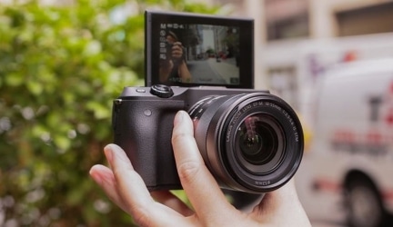 Best Vlogging Cameras – Buyers Guide and Review